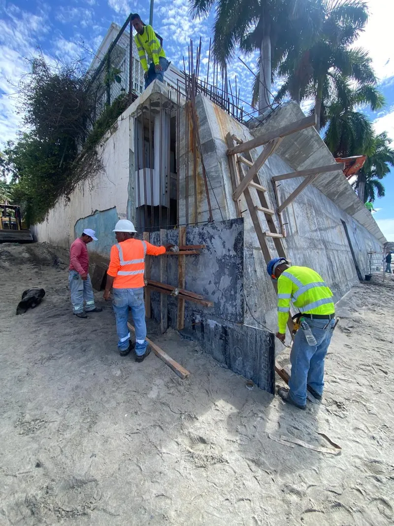 Foto 8 de Muro Rompeolas Familia Harari