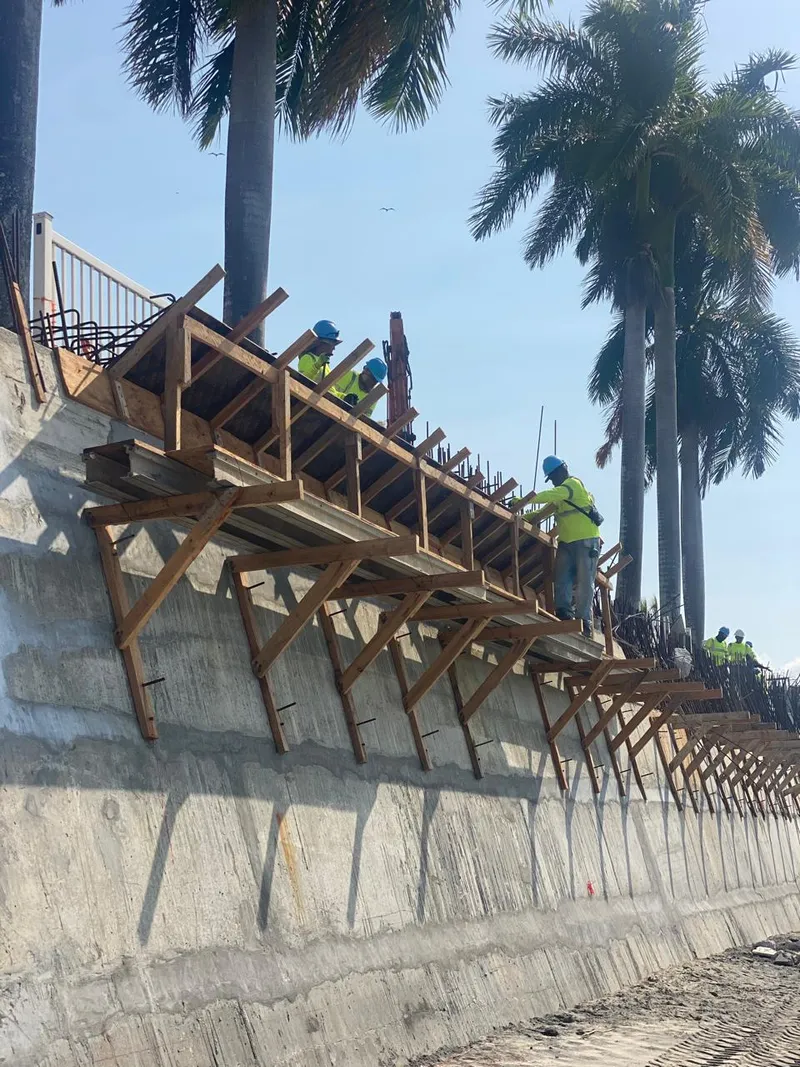 Foto 10 de Muro Rompeolas Familia Harari