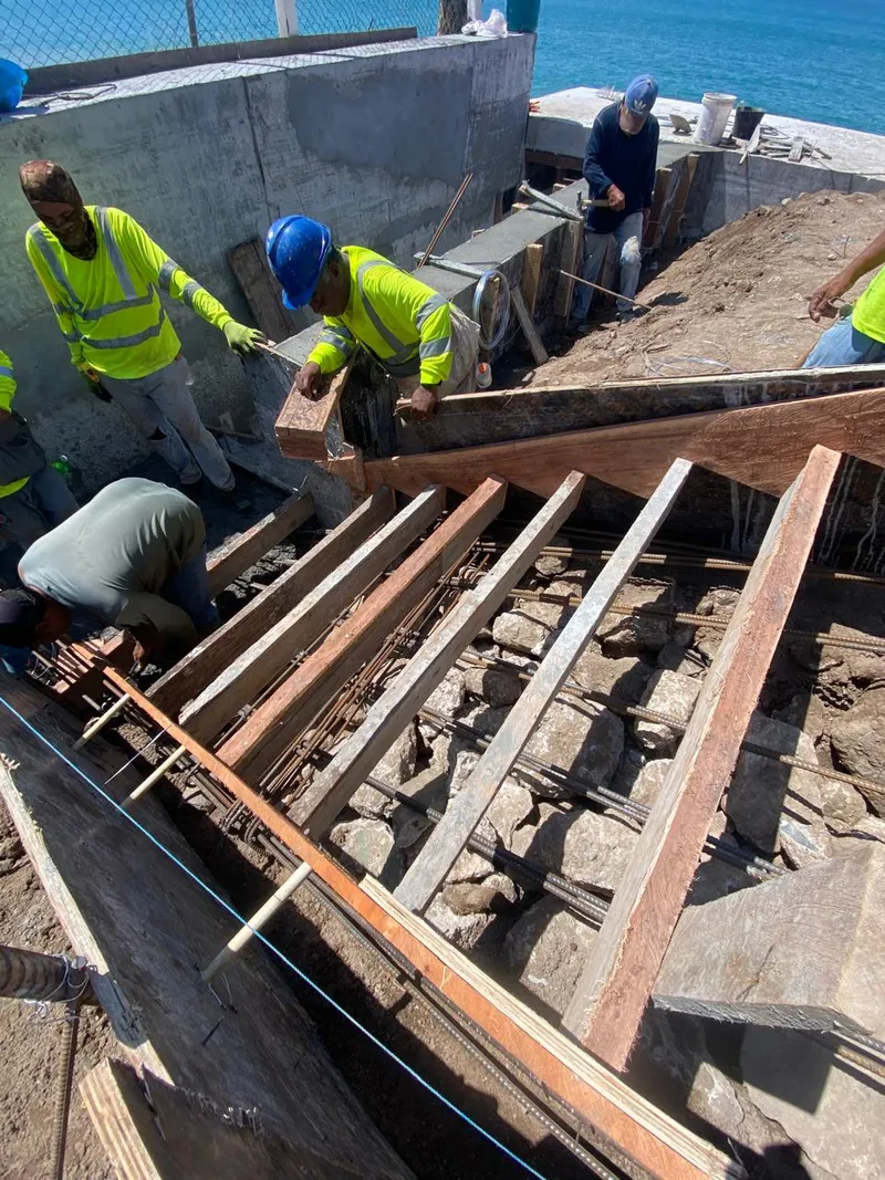 Foto 12 de Muro Rompeolas Familia Harari