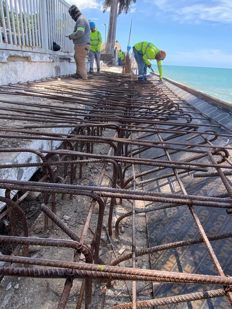 Foto 13 de Muro Rompeolas Familia Harari